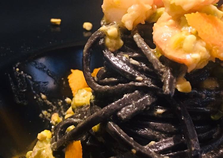 Taglierini neri con gamberi e pistacchio profumati all’arancia