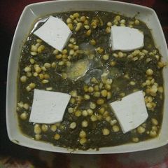 A picture of Palak corn curry with paneer.