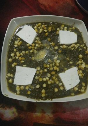 A picture of Palak corn curry with paneer.