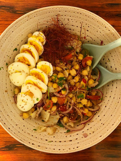 Foto de Salada saudável de Bacalhau com Grão #bacalhau #grão