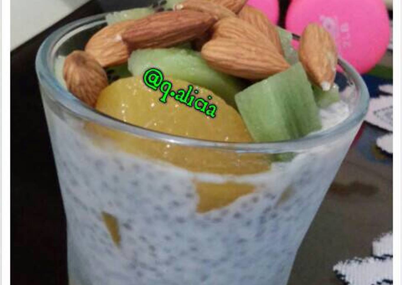 Pudín de Chía con durazno, kiwi y almendras