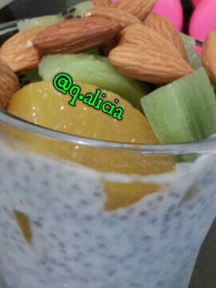 Una foto de Pudín de Chía con durazno, kiwi y almendras