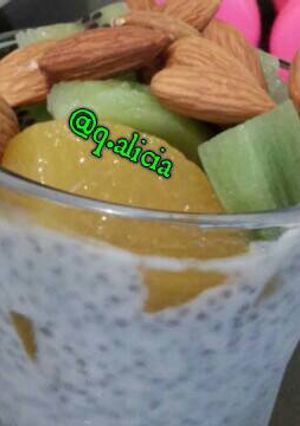 Una foto de Pudín de Chía con durazno, kiwi y almendras