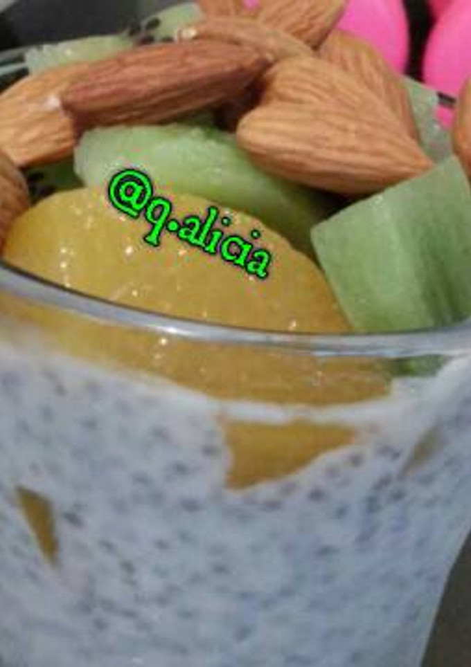 Una foto de Pudín de Chía con durazno, kiwi y almendras