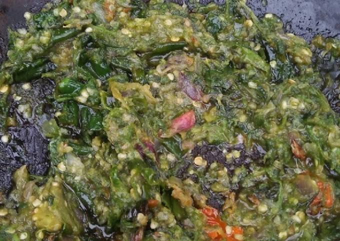 Ini dia! Resep bikin Sambal Cobek Cabai Ijo  sesuai selera