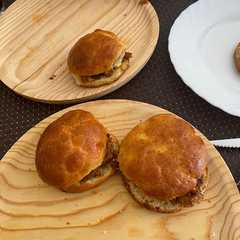Una foto de Brioches rellenos de costilla desmenuzada
