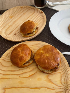 Una foto de Brioches rellenos de costilla desmenuzada