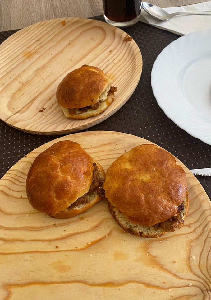 Una foto de Brioches rellenos de costilla desmenuzada