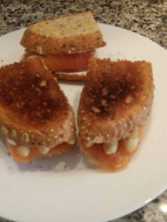 Una foto de Canapés de salmón ahumado y espárragos con queso