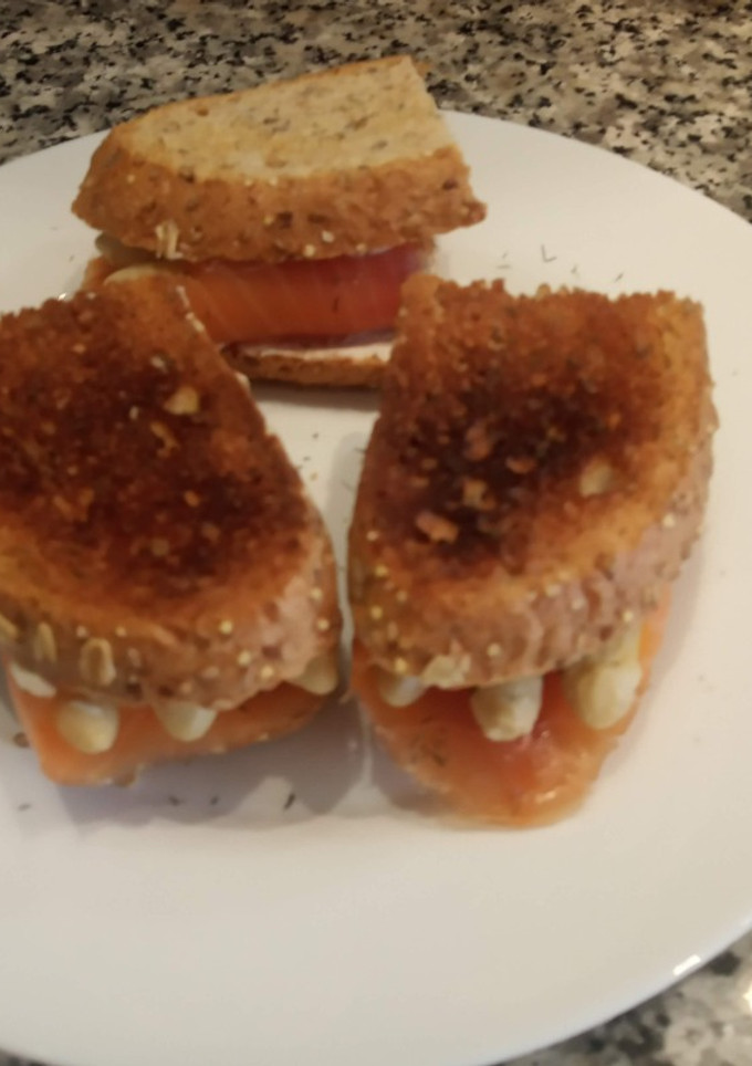 Una foto de Canapés de salmón ahumado y espárragos con queso
