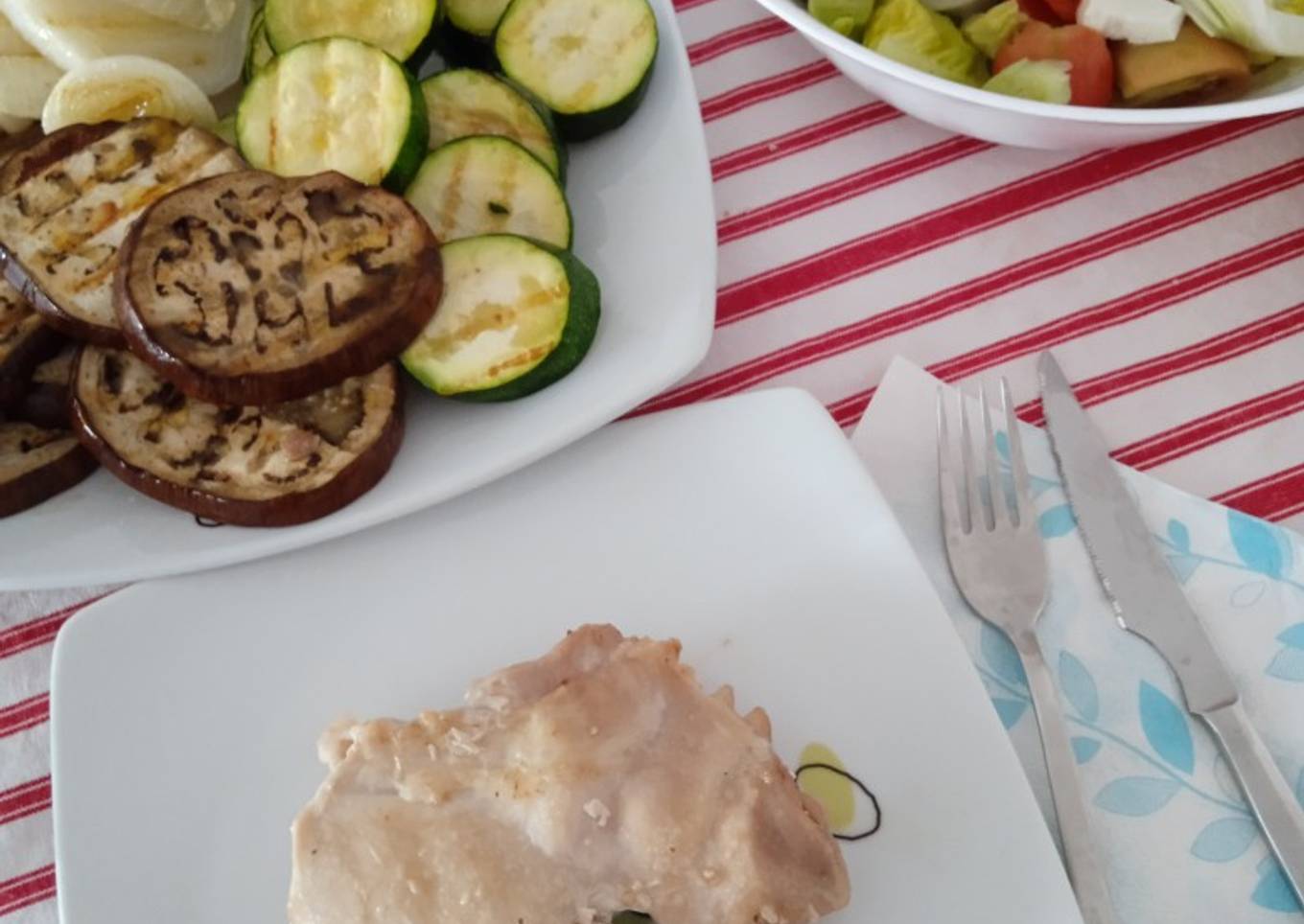 Pollo deshuesado con verduras a la parrilla