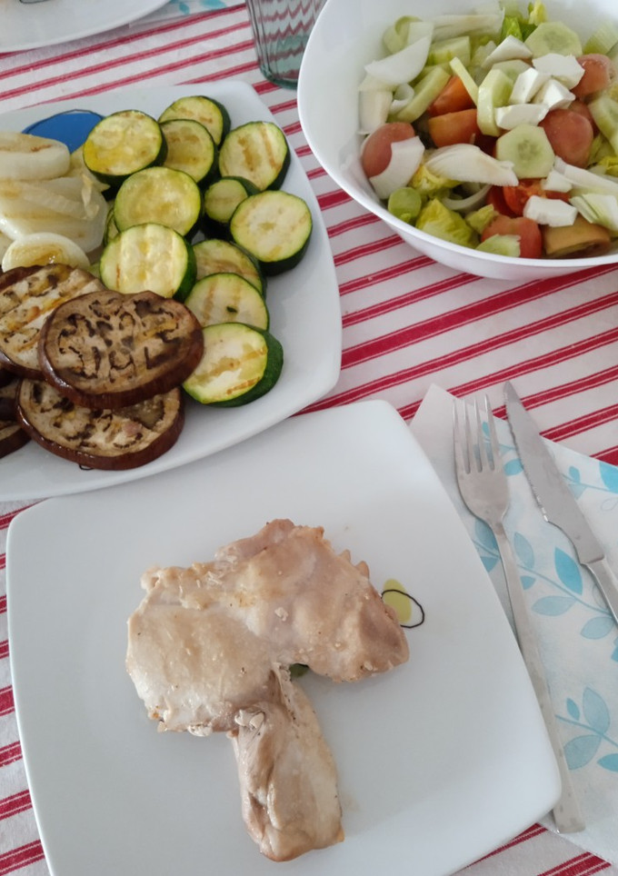Una foto de Pollo deshuesado con verduras a la parrilla