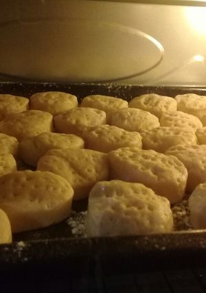 Una foto de Bizcochitos y cuernitos de grasa, deliciosos!!