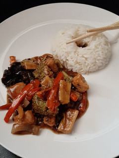 Una foto de Guiso asiático de pollo y verduras