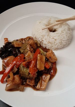 Una foto de Guiso asiático de pollo y verduras