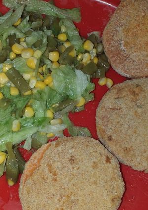 Una foto de Hamburguesa de zapallo (coreanito) con ensalada