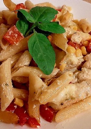 Mexikói csirkés penne bazsalikommal recept fotója