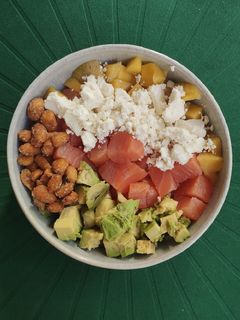 Una foto de Poke de salmón ahumado
