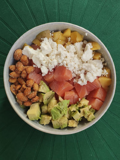 Una foto de Poke de salmón ahumado