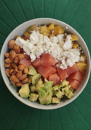 Una foto de Poke de salmón ahumado