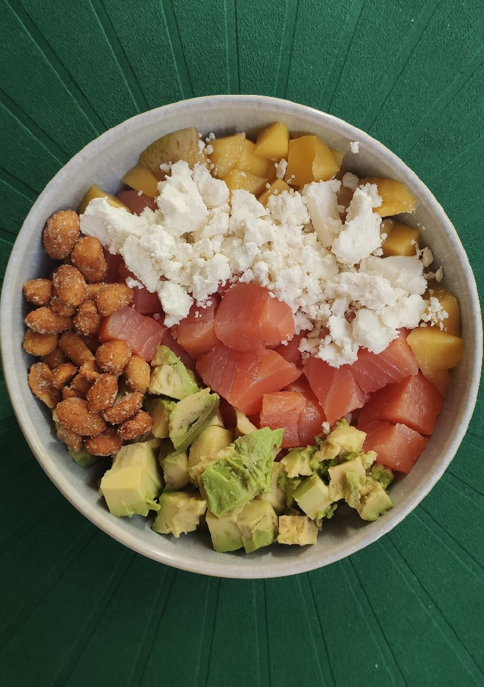 Una foto de Poke de salmón ahumado