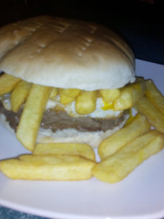 Una foto de Sándwich de Churrasco con papas y huevo