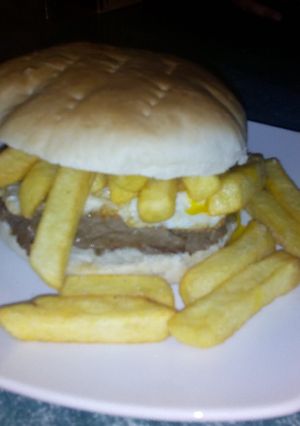 Una foto de Sándwich de Churrasco con papas y huevo
