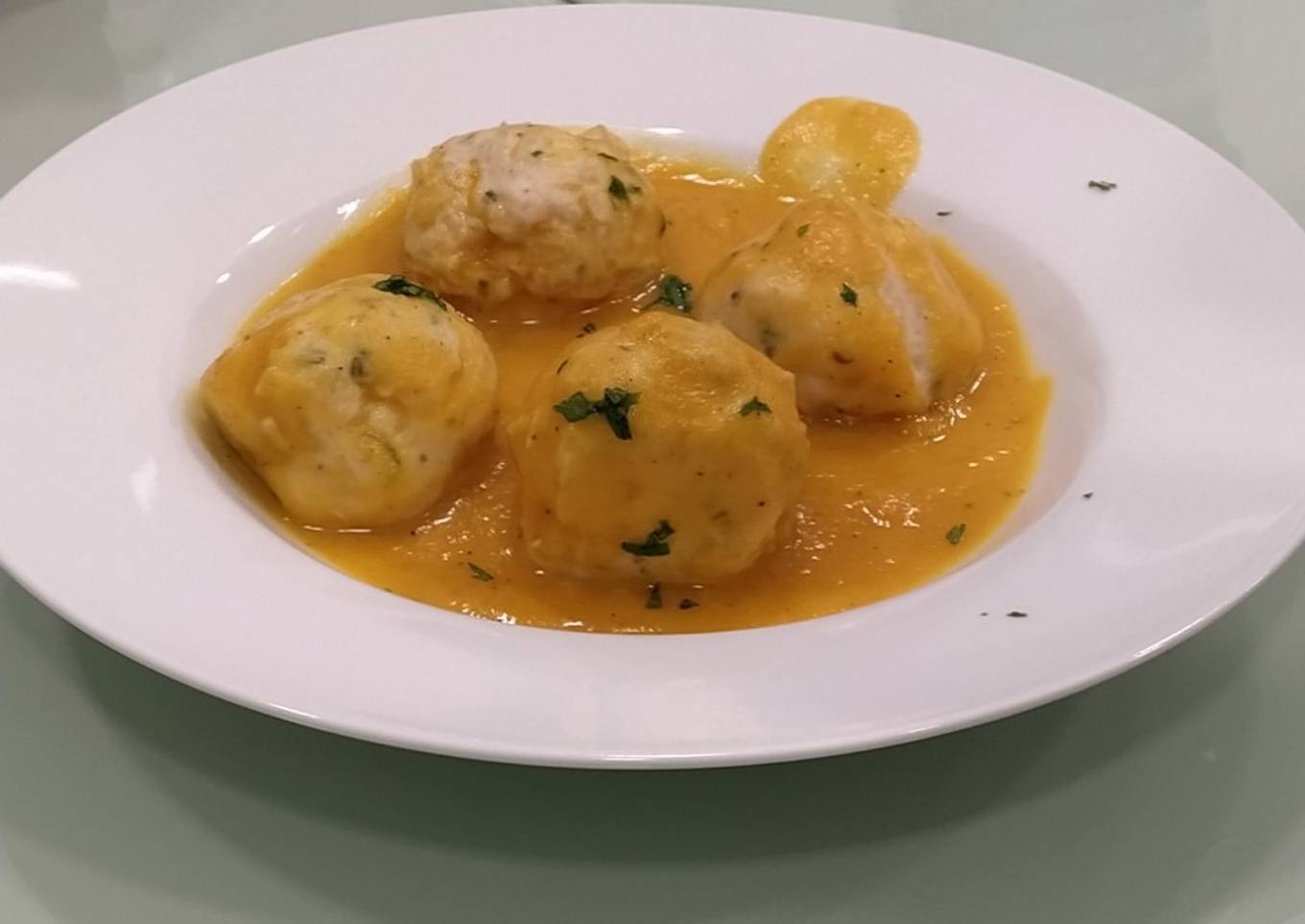 Albóndigas solomillo de pollo con salsa de manzana y zanahoria