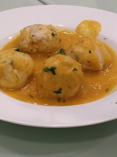 Una foto de Albóndigas solomillo de pollo con salsa de manzana y zanahoria