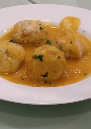 Una foto de Albóndigas solomillo de pollo con salsa de manzana y zanahoria