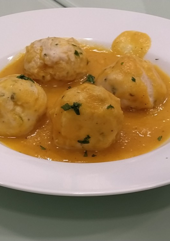 Una foto de Albóndigas solomillo de pollo con salsa de manzana y zanahoria