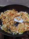 Arroz frito con salmón