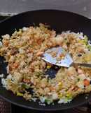 Arroz frito con salmón