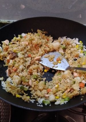 Una foto de Arroz frito con salmón