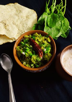 લહસુની પાલક ખીચડી (Lahsuni Palak Khichdi Recipe In Gujarati) રેસીપી મુખ્ય ફોટો