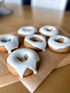Una foto de Donuts de zanahoria con frosting de queso en molde de Lékué
