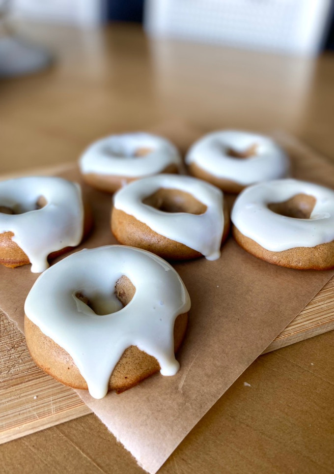 Una foto de Donuts de zanahoria con frosting de queso en molde de Lékué