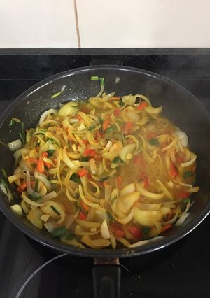 Una foto de Arroz amarillo al curry con verduras