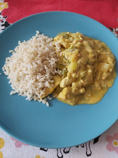Una foto de Pollo con verduras al curry