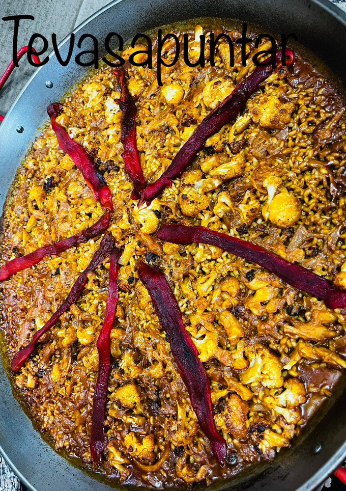 Una foto de Arroz con coliflor y bacalao 🌾 🐟 🌶️