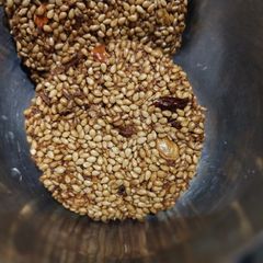 A picture of Bijjore (til papad).