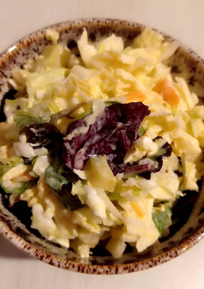 Салат з пекінською капустою, маринованими огірочками і яйцем