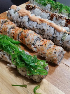 Una foto de Uramaki de surimi - Sushi