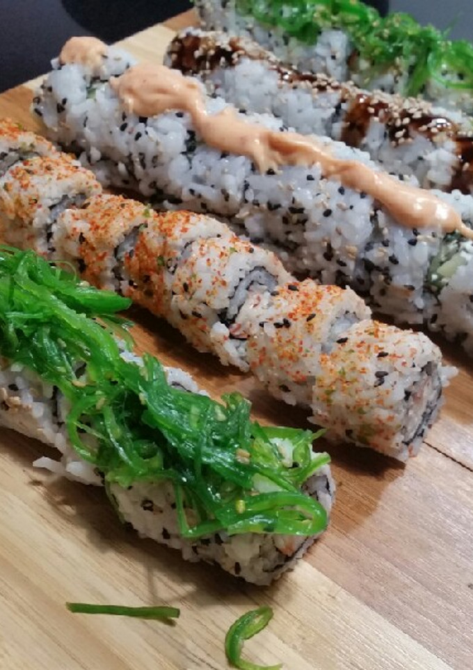 Una foto de Uramaki de surimi - Sushi