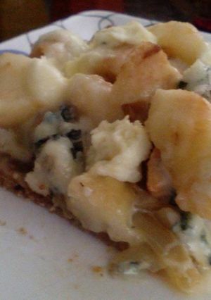 Una foto de Tarta de pollo, pera y queso azul (para amantes de lo agridulce)