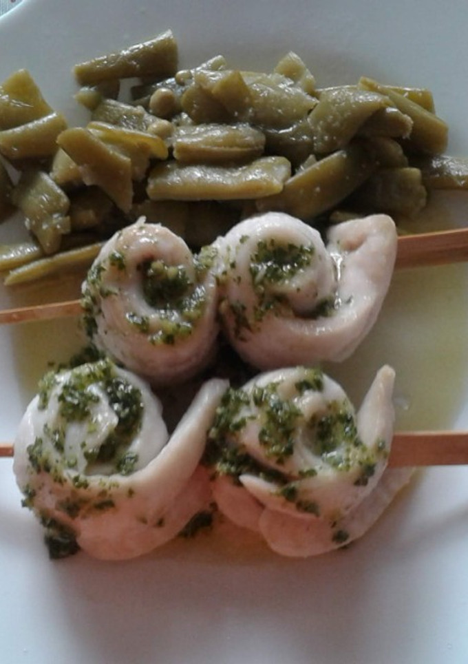 Una foto de Brochetas de Abadejo con judías verdes al horno