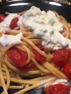 Foto di Spaghetti melanzane, pomodorini e burrata allo yogurt
