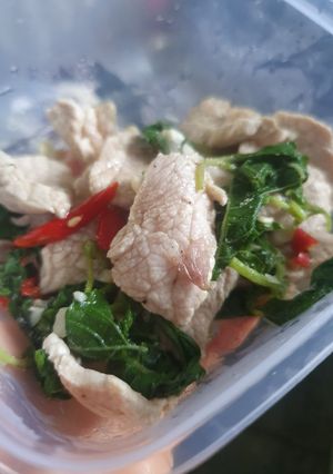 รูปของ กระเพราหมูชิ้นผัดพริกสด