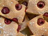 Postre rumano muy sencillo y merecedor.Bizcocho súper esponjoso con frambuesas