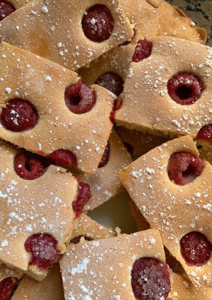 Una foto de Postre rumano muy sencillo y merecedor.Bizcocho súper esponjoso con frambuesas
